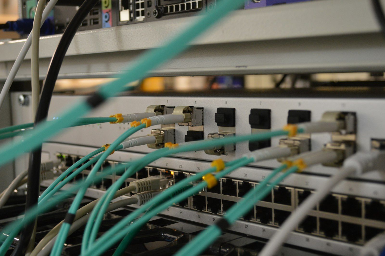 Switch de rede em rack com cabos de fibra óptica e patch cords conectados